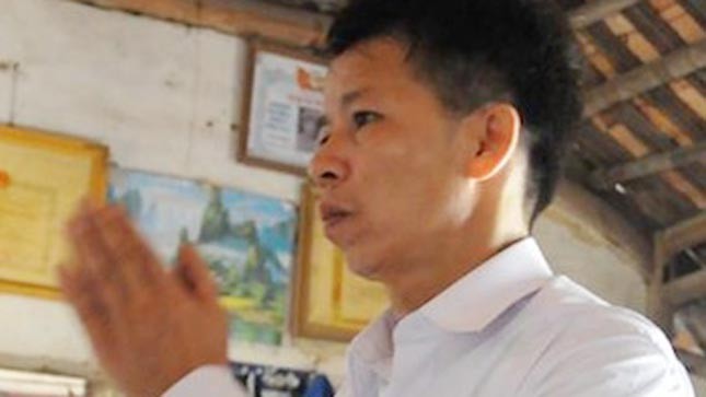 Ông Nguyễn Thanh Chấn thắp hương bái tạ người cha liệt sĩ ngay sau khi được trở về nhà