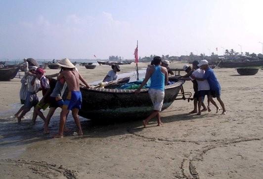 Người dân Đà Nẵng đưa tàu thuyền vào nơi trú tránh. Ảnh: Vân Anh