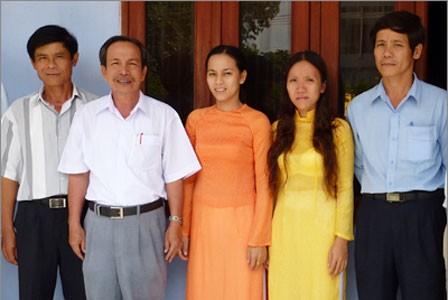 Phóng viên Hồng Sen (áo dài màu cam) cùng các đồng nghiệp