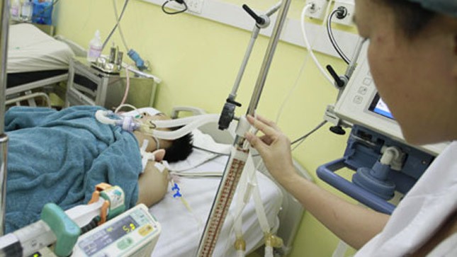Anh Nguyễn Đắc Tuyên đang được điều trị tại Bệnh viện Việt Nam - Thụy Điển (Uông Bí). Ảnh: Báo Quảng Ninh