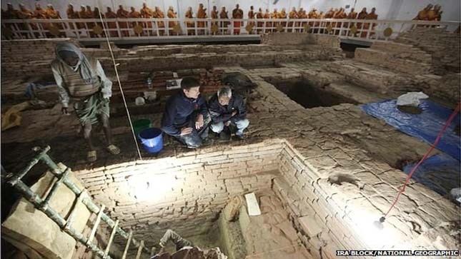 Các nhà khảo cổ tiến hành khai quật chùa Maya Devi. (Nguồn: National Geographic)
