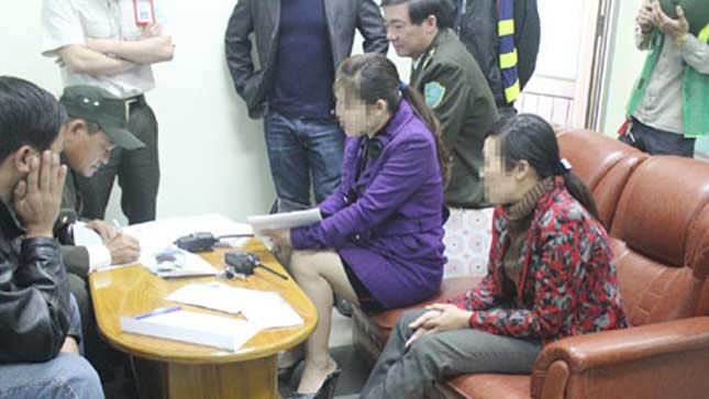 2 phụ nữ nghi dùng điện thoại thôi miên bị lực lượng an ninh sân bay Vinh tạm giữ