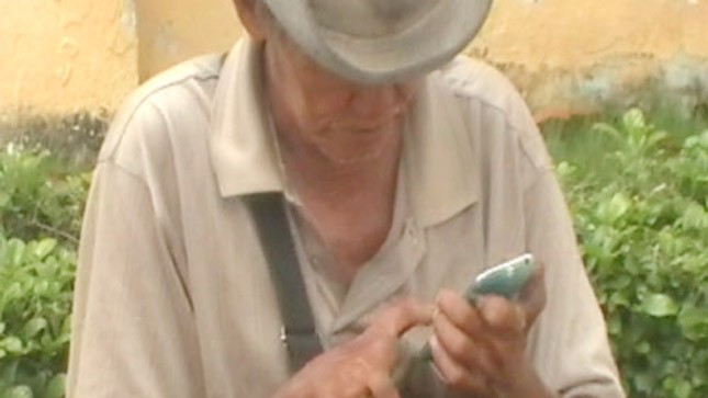 “Sốc” cảnh ông già ăn xin "xài" Iphone trước cổng trường