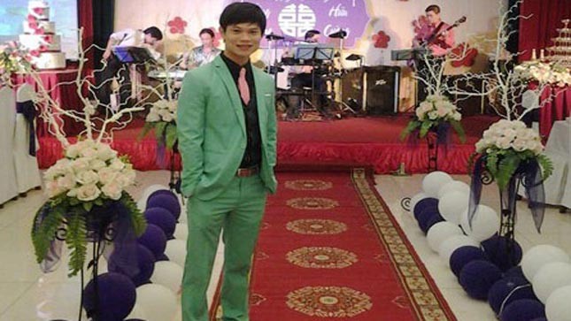 Nguyễn Hữu Chính thường làm MC và ca sĩ trong các đám cưới.