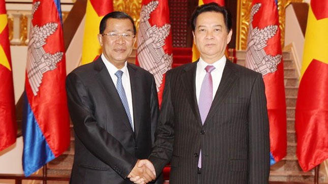 Thủ tướng Nguyễn Tấn Dũng đón Thủ tướng Campuchia Hun Sen. (Ảnh: Đức Tám/TTXVN)
