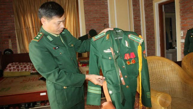 Trung tá Lê Xuân Hóa nói về bộ quân trang nghi lễ mới nhất mà các chiến sĩ làm nhiệm vụ canh giữ mộ Đại tướng vinh dự được mặc đầu tiên.