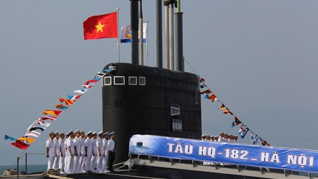 Lá cờ Tổ quốc và cờ Hải quân Việt Nam tung bay trên đài chỉ huy của Tàu ngầm HQ-182 Hà Nội. Ảnh: Hà My/Người lao động