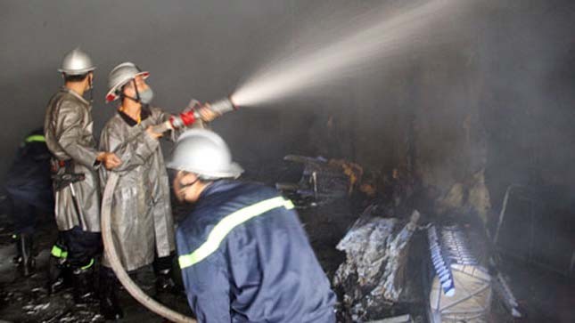 Cảnh sát chữa cháy dập lửa tại phim trường VTV. Ảnh: An Nhơn