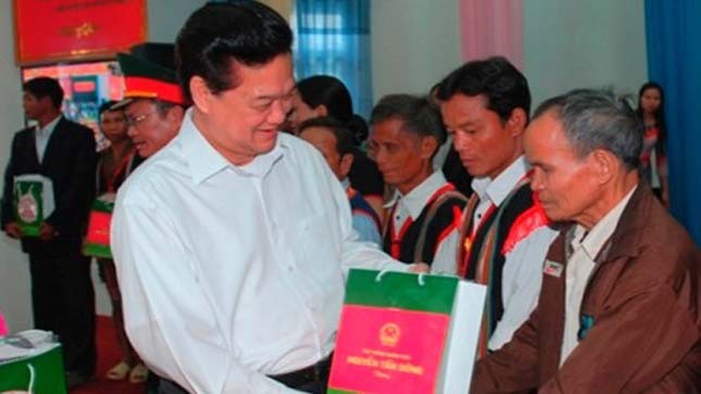 Thủ tướng Nguyễn Tấn Dũng tặng quà đồng bào nghèo huyện Sa Thầy, Kon Tum. Ảnh: VGP/Nhật Bắc 