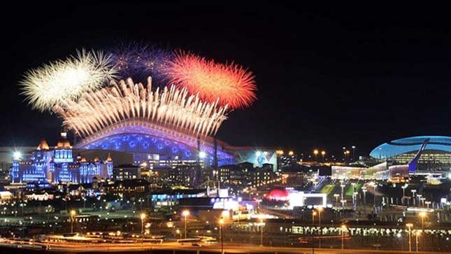 Pháo hoa rực rỡ tại sân vận động diễn ra lễ khai mạc Olympic Sochi 2014 (Nguồn: TTXVN)