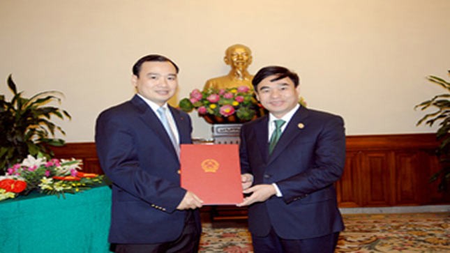 Ông Lê Hải Bình (trái) nhận quyết định bổ nhiệm sáng 8/2 tại Hà Nội. Ảnh: tgvn.com.vn