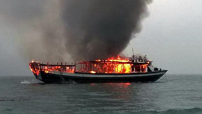 Tàu QN4894 bị cháy trên Vịnh Hạ Long. (Ảnh: Nguyễn Hoàng/Vietnam+)