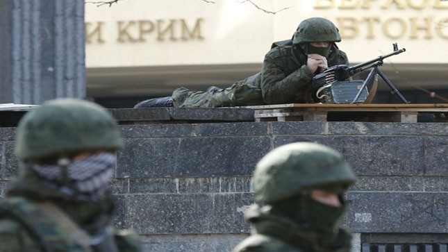 Các tay súng bịt mặt được vũ trang hạng nặng đã trấn giữ mọi vị trí xung yếu ở Crimea. (Ảnh: ideastream.org)