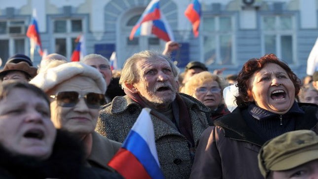Các nhà hoạt động xã hội tuần hành bày tỏ sự ủng hộ đối với Nga ở thành phố Yevpatoria, phía tây bán đảo Crimea. (Nguồn: AFP/TTXVN)