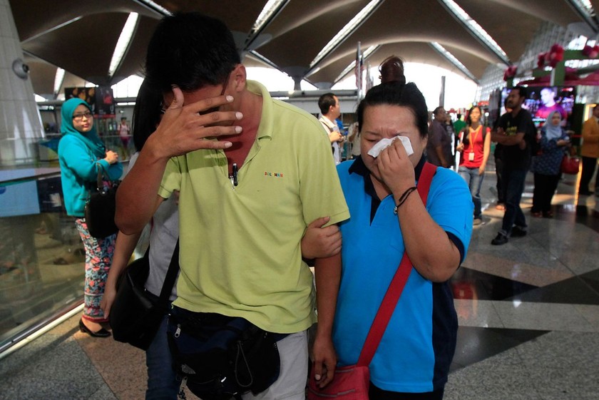 Người thân ngóng chờ thông tin về chiếc máy bay mất tích tại sân bay Kuala Lumpur. (Nguồn: VietNam+/AP)