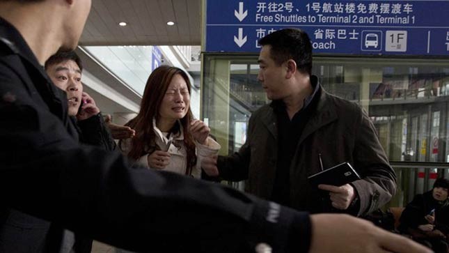 Một phụ nữ trẻ tại sân bay Bắc Kinh òa khóc khi nghe tin máy bay mất tích (Nguồn: AFP)