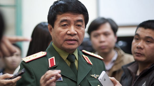 Trung tướng Võ Văn Tuấn cho hay, vật thể màu vàng do máy bay Singapore phát hiện là nắp cuộn cáp đã đóng rêu. Ảnh: Nguyên Anh