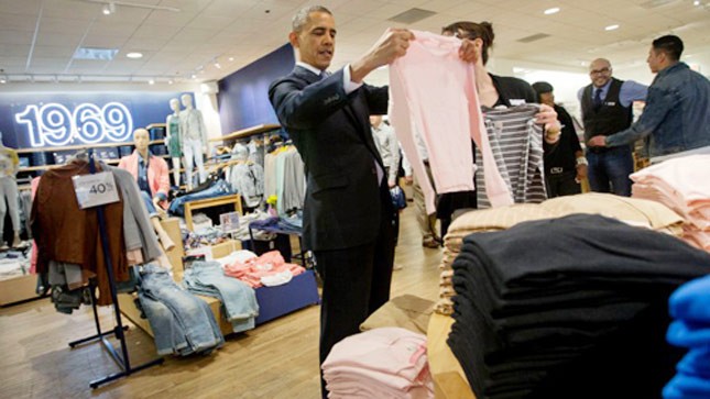 Tổng thống Obama chọn áo cho vợ và hai con gái tại cửa hiệu GAP ở Manhattan. Ảnh: AP