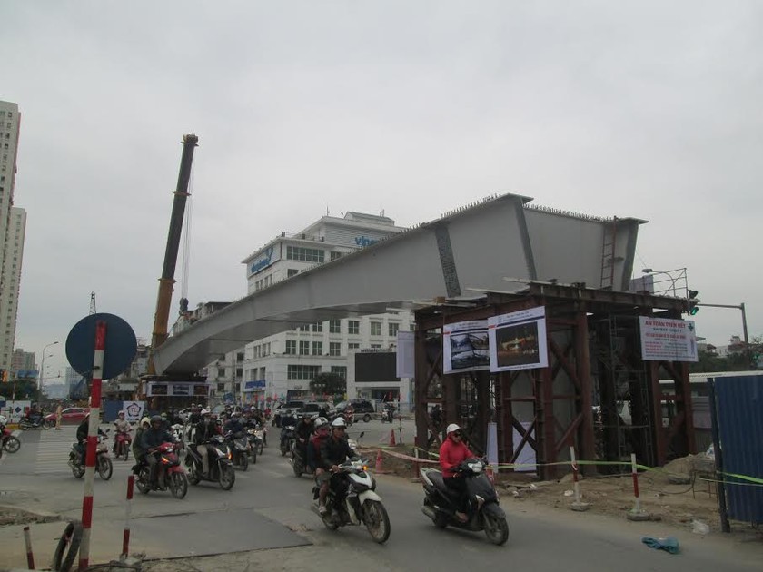 Hà Nội: Đổ sập dầm thép 140 tấn cầu vượt Hoàng Minh Giám - Nguyễn Chánh