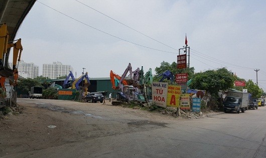 Bãi xe sử dụng trái phép trong khu đất của cảng Hà Nội.