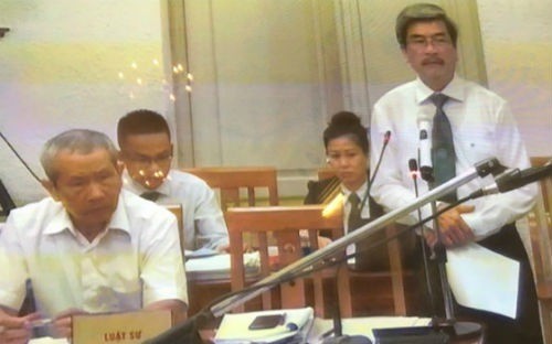 Luật sư Nguyễn Huy Thiệp trình bày quan điểm của mình tại tòa