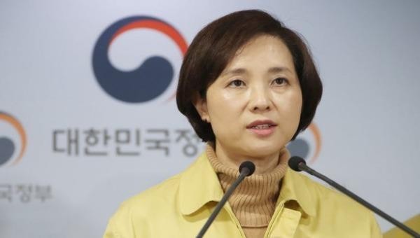Bộ trưởng Bộ Giáo dục Yoo Eun Hae phát biểu tại cuộc họp báo của Chính phủ về tình hình dịch bệnh Covid-19. 
