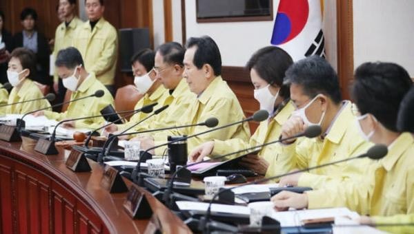 Quan chức Hàn Quốc tự nguyện giảm 30% lương trong “mùa dịch” Covid-19