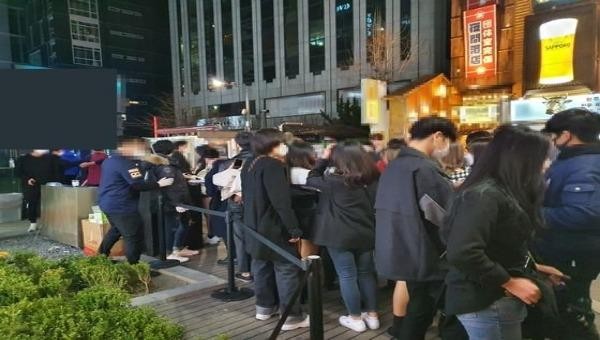 Giới trẻ Hàn Quốc 'dửng dưng' với Covid-19, xếp hàng chờ vào hộp đêm