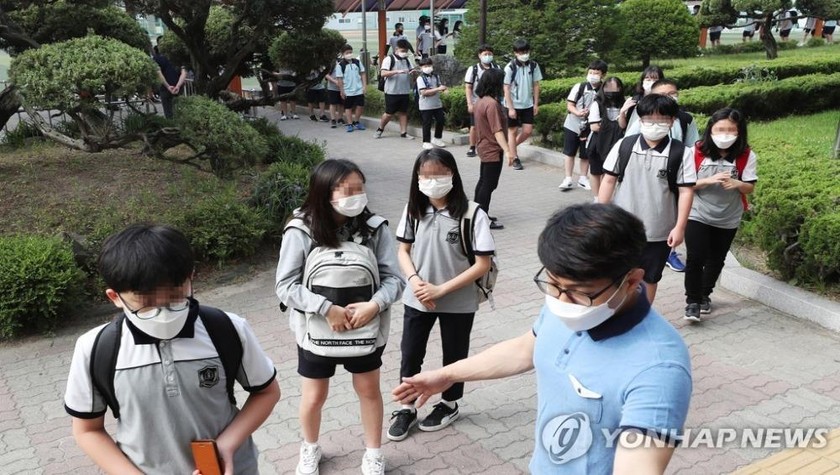 Học sinh trên toàn Hàn Quốc trở lại trường học bất chấp nguy cơ từ dịch bệnh