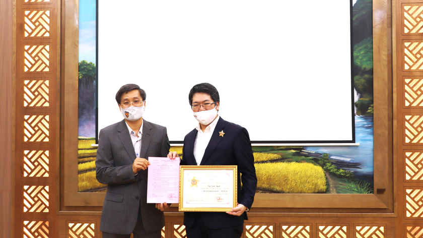 Thứ trưởng Nguyễn Khánh Ngọc trao Kỷ niệm chương Vì sự nghiệp Tư pháp cho ông Ozaki Ryota.