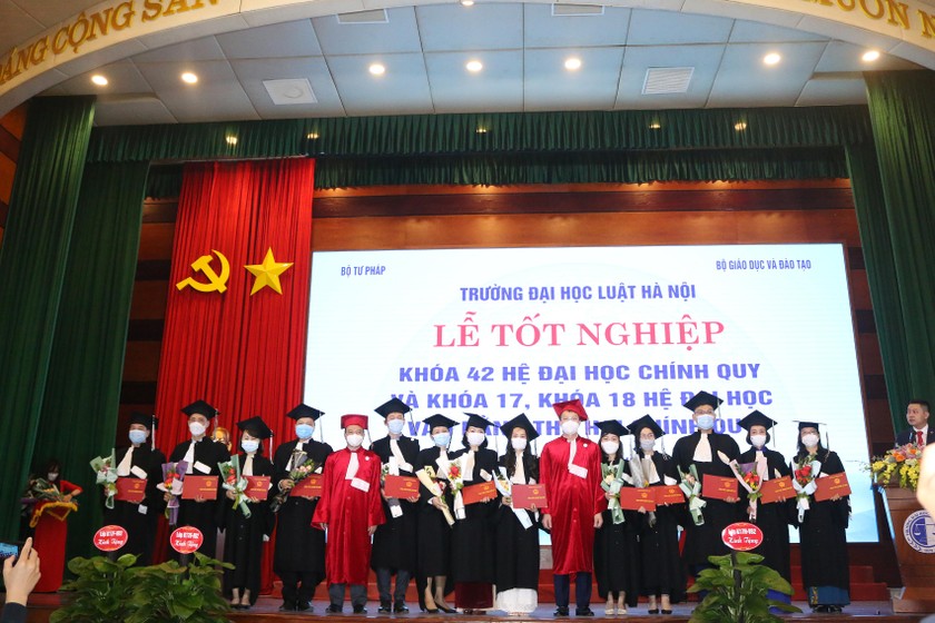 Trường Đại học Luật Hà Nội tổ chức lễ bế giảng cho sinh viên hệ Đại học chính quy