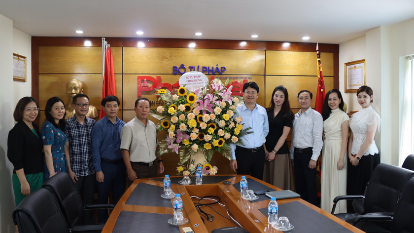 Lãnh đạo Bộ Tư pháp chúc mừng Báo Pháp luật Việt Nam