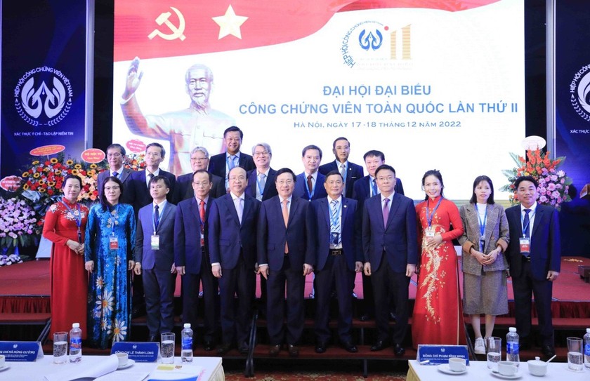 Phó Thủ tướng Thường trực Chính phủ Phạm Bình Minh, Bộ trưởng Bộ Tư pháp Lê Thành Long chụp ảnh cùng Ban Thường vụ Hiệp hội nhiệm kỳ II. 