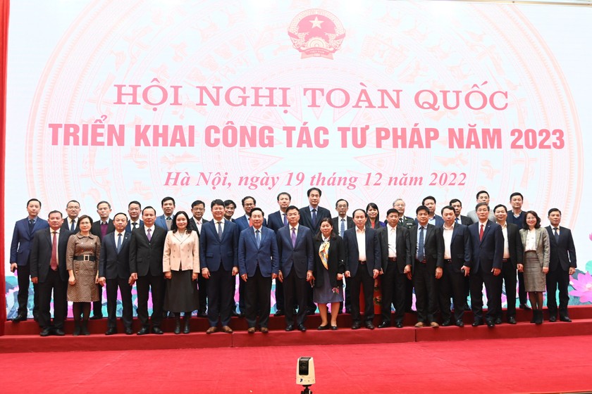 Phó Thủ tướng Phạm Bình Minh chụp ảnh lưu niệm với Lãnh đạo Bộ Tư pháp và các đại biểu tham dự Hội nghị.