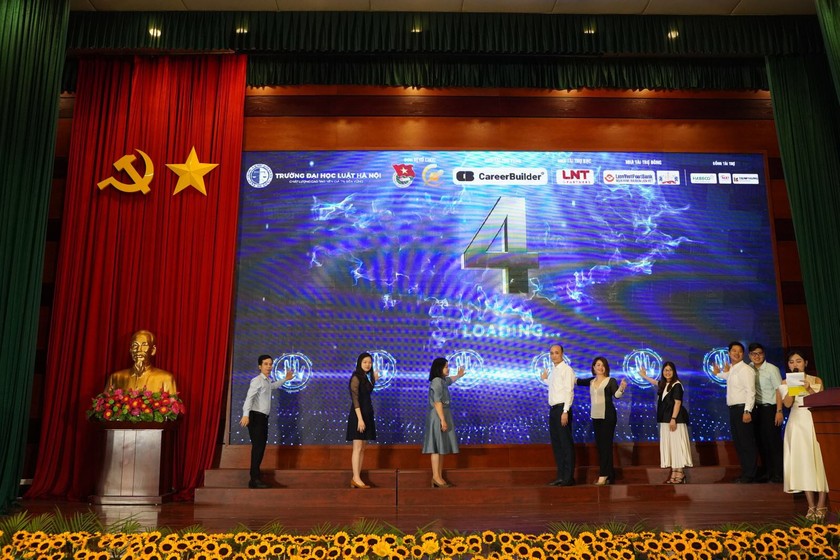 Các đại biểu cùng nhau khai mạc "Ngày hội việc làm Trường Đại học Luật Hà Nội - Job Fair 2023".