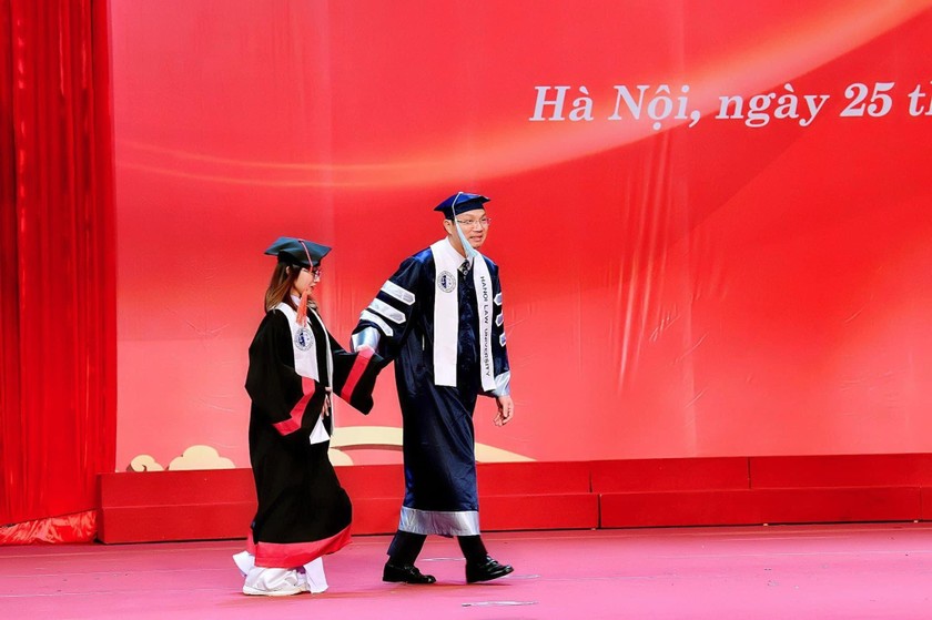 Khoảnh khắc thầy Hiệu trưởng Trường Đại học Luật Hà Nội dắt tay Nguyễn Mai Anh lên sân khấu trao Giấy khen.