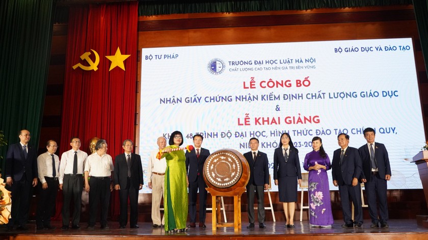 Thứ trưởng Đặng Hoàng Oanh đánh trống khai giảng khoá 48 trình độ Đại học chính quy niên khoá 2023 - 2027.