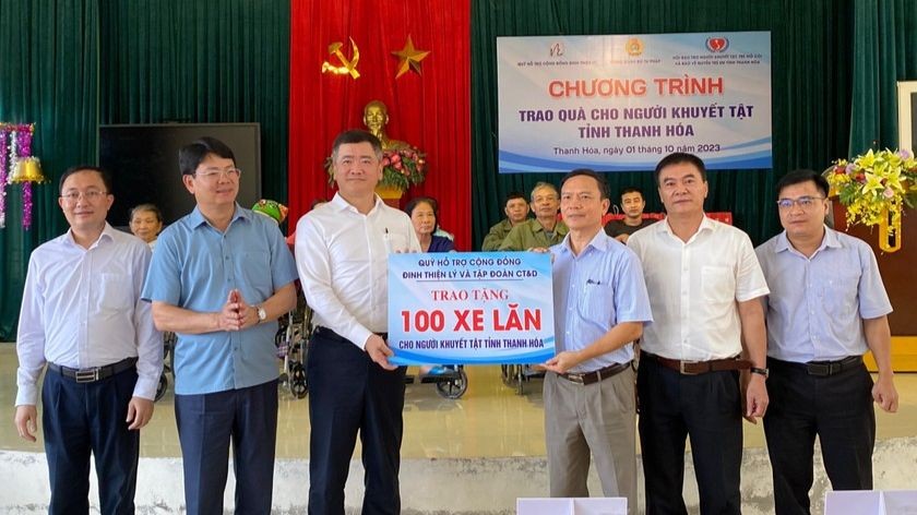 Đoàn công tác của Bộ Tư pháp do Thứ trưởng Nguyễn Thanh Tịnh dẫn đầu tặng 100 xe lăn cho Hội Bảo trợ người khuyết tật, trẻ mồ côi và Bảo vệ quyền trẻ em tỉnh Thanh Hóa.