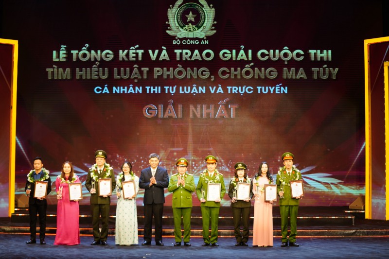 Phó Chủ nhiệm Ủy ban dân tộc Y Vinh Tơr và Cục trưởng Cục CSĐT tội phạm về ma túy Nguyễn Văn Viện trao giải Nhất cho các nhóm tác giả đoạt giải.