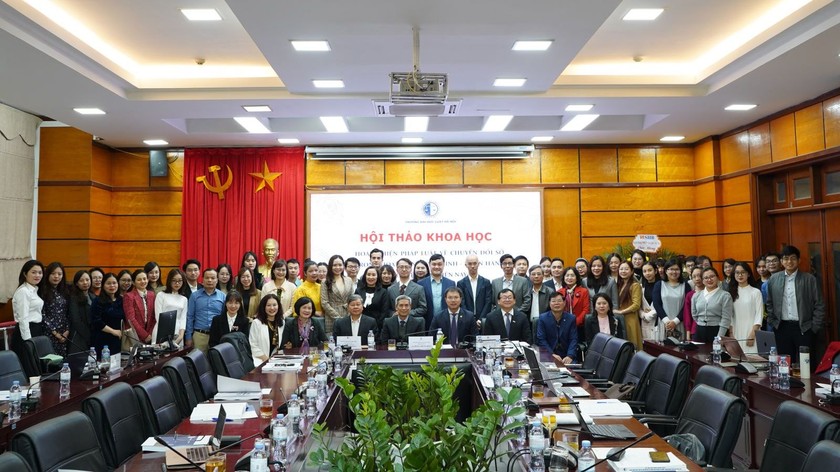 Các đại biểu tham dự hội thảo cấp trường “Hoàn thiện pháp luật về chuyển đổi số trong hoạt động tài chính - ngân hàng ở Việt Nam hiện nay”.