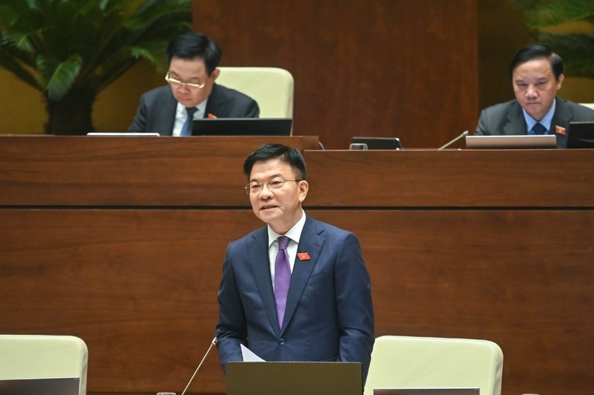 Bộ trưởng Lê Thành Long trả lời chất vấn tại Phiên họp thứ 25 của Ủy ban Thường vụ Quốc hội.