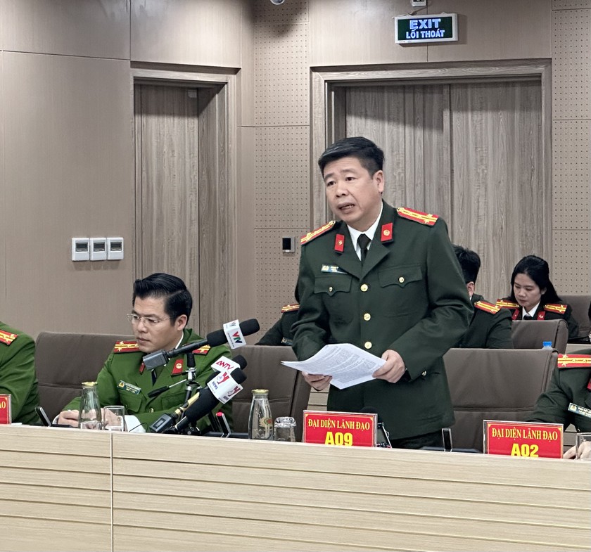 Đại tá Phan Thành Bá trả lời tại họp báo.