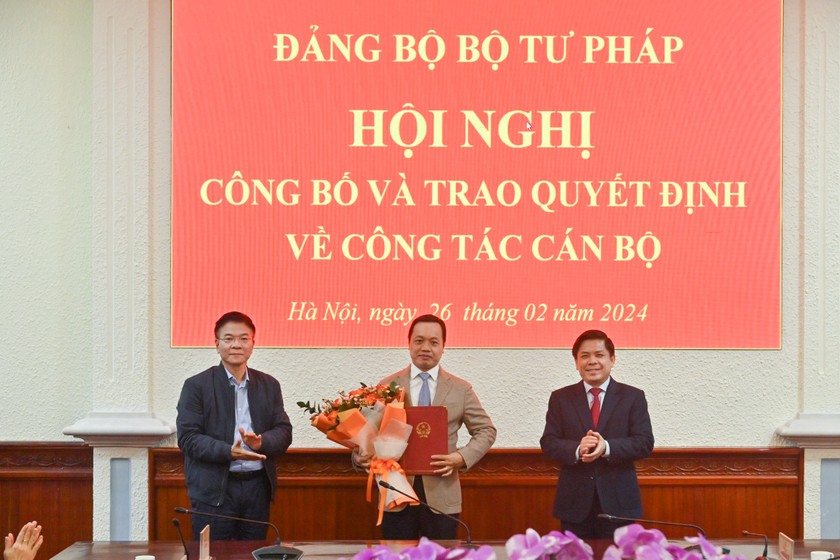 Thứ trưởng Bộ Tư pháp Trần Tiến Dũng (đứng giữa) được chỉ định giữ chức Phó Bí thư Đảng uỷ Bộ Tư pháp