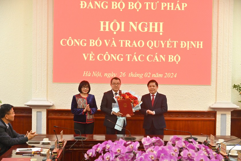 Ông Hồ Quang Huy, Cục trưởng Cục Kiểm tra văn bản quy phạm pháp luật (đứng giữa) được chuẩn y bổ sung Uỷ viên Ban thường vụ Đảng uỷ Bộ Tư pháp