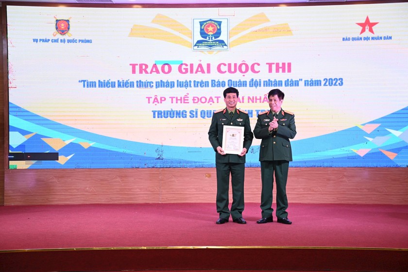 Phó Tổng Tham mưu trưởng Quân đội Nhân dân Việt Nam Nguyễn Văn Nghĩa trao giải Nhất cho tập thể tham dự cuộc thi.