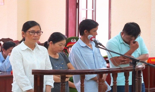 Các bị cáo Hoa, Hường, Sung Tuấn (từ trái sang phải) tại tòa
