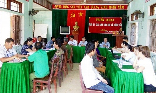 Phòng tư pháp huyện Hướng Hóa phối hợp với chính quyền địa phương triển khai đăng ký khai sinh cho người dân tại xã Hướng Tân