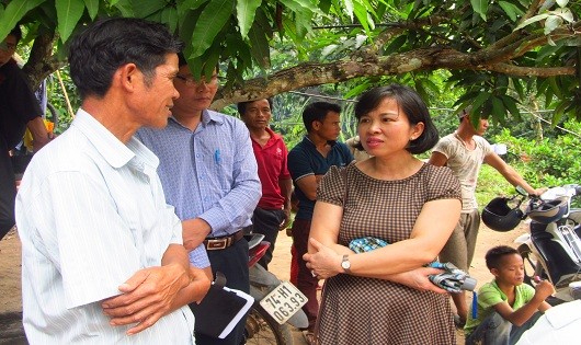 Bà Lương Thị Lanh - Phó Cục trưởng Cục hộ tịch, quốc tịch, chứng thực đến thăm và lắng nghe tâm tư của những người dân không quốc tịch đang sinh sống tại thôn A Dơi Đớ (xã A Dơi) 