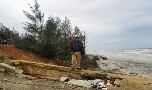 Một đoạn đê đi qua thôn Mạch Nước, xã Vĩnh Thái bị sóng đánh cuốn bay hết lớp mái bê tông bên ngoài