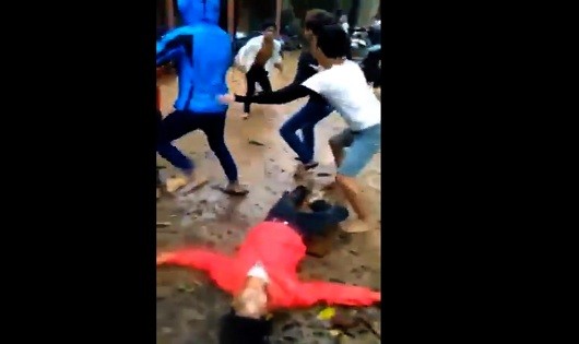 Một thanh niên bị đánh đến bất tỉnh (ảnh cắt từ clip)